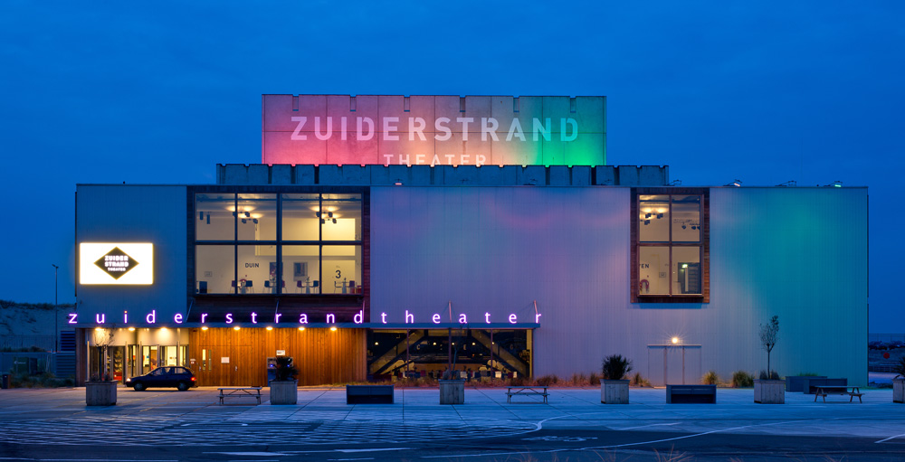 Het Zuiderstrandtheater is een vrijstaande locatie aan de Scheveningse haven, die beschikt over een theaterzaal met 1.000 stoelen, 5 foyers, een groot podium en meer dan 1.000 gratis parkeerplaatsen.