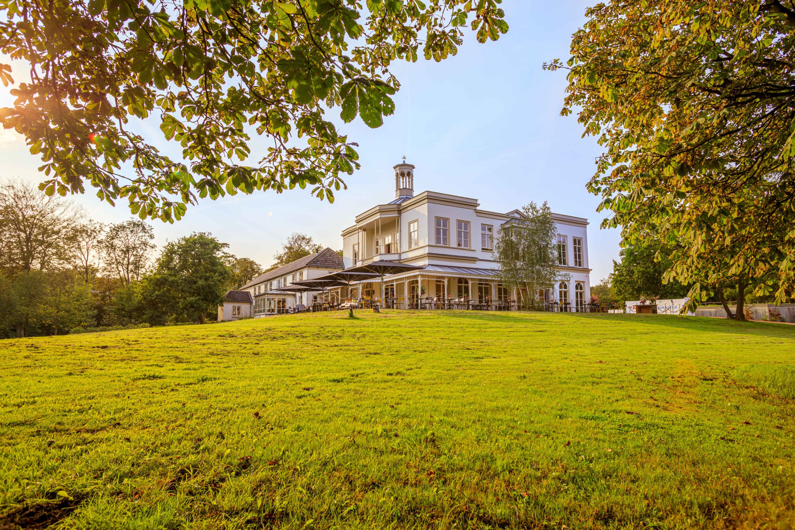 Villa Ockenburgh bevindt zich op buitenplaats Ockenburgh en wordt omringd met prachtige natuur waardoor je heerlijk tot rust komt.