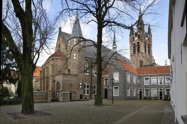 De Van der Mandelezaal is het prachtige door middeleeuwse kloostermuren omringde middelpunt van het museum.