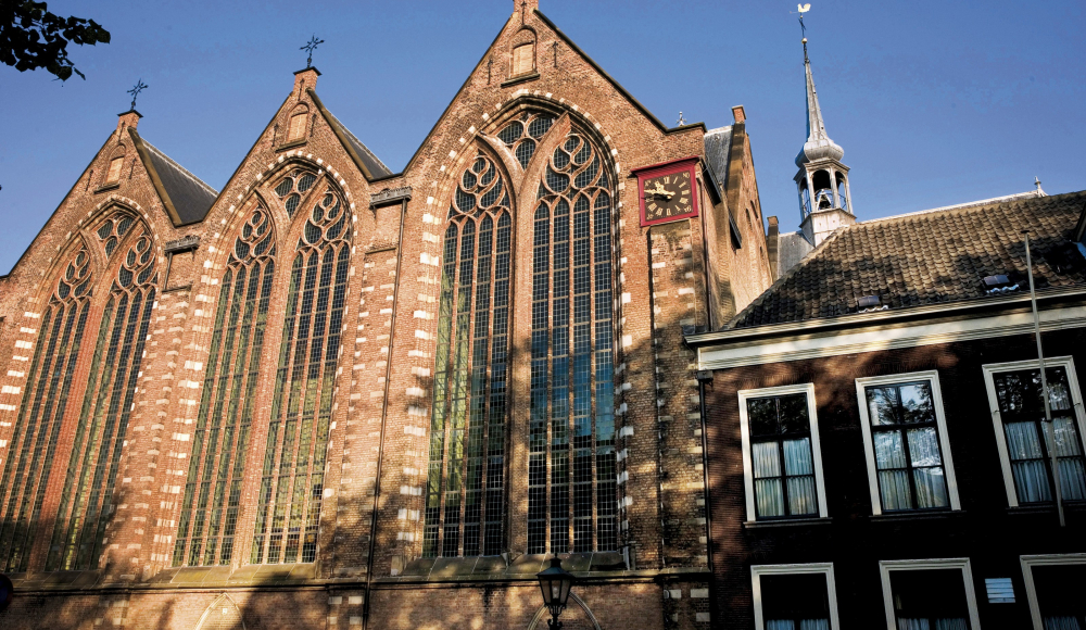 De Kloosterkerk is een monument en een gebouw met een verhaal, uniek gelegen op de hoek van de Lange Voorhout en de Parkstraat in het centrum van Den Haag, op loopafstand van het Binnenhof.